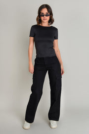 Pantalón de denim cargo de cintura alta con pretina y trabillas, fit recto, bolsillos delanteros y traseros de parche. Detalle de bolsillos laterales cargo con cartera, cierre frontal con botón y cremallera oculta. Detalle de costuras en contraste.