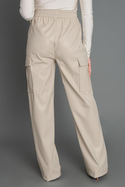 Pantalón cargo de efecto piel, fit recto, bolsillos delanteros y laterales cargo con cartera, cintura alta con pretina elástica y jareta frontal ajustable. Detalle de raya frontal.