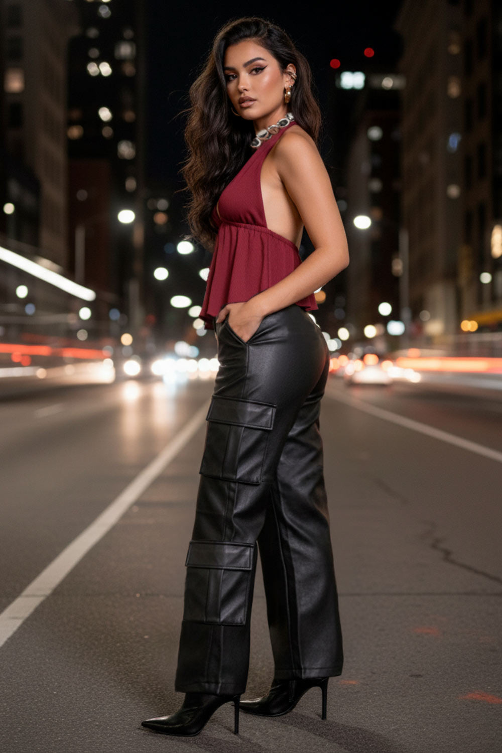 Pantalón cargo de efecto piel, fit recto, bolsillos delanteros, laterales cargo con cartera, cintura alta con pretina y trabillas. Cierre frontal con botón forrado y cremallera oculta.