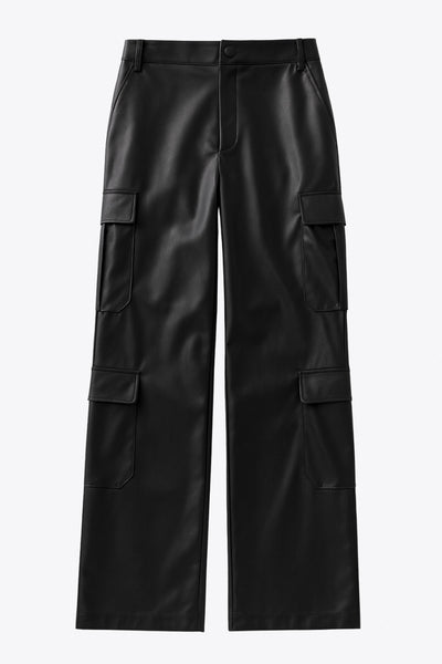 Pantalón cargo de efecto piel, fit recto, bolsillos delanteros, laterales cargo con cartera, cintura alta con pretina y trabillas. Cierre frontal con botón forrado y cremallera oculta.