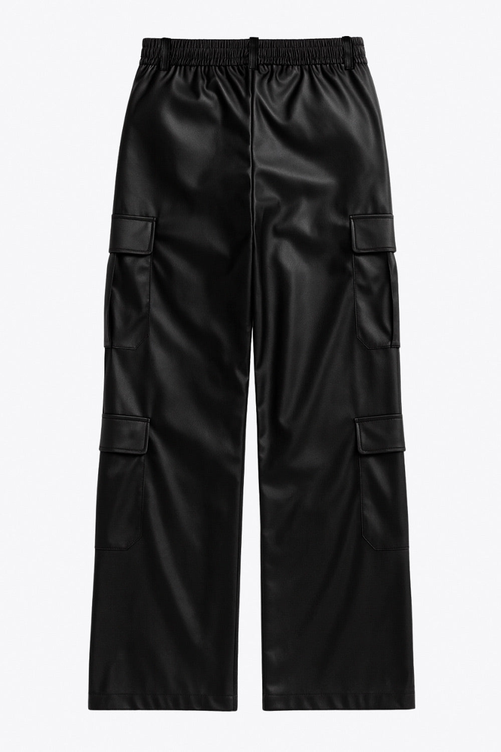 Pantalón cargo de efecto piel, fit recto, bolsillos delanteros, laterales cargo con cartera, cintura alta con pretina y trabillas. Cierre frontal con botón forrado y cremallera oculta.