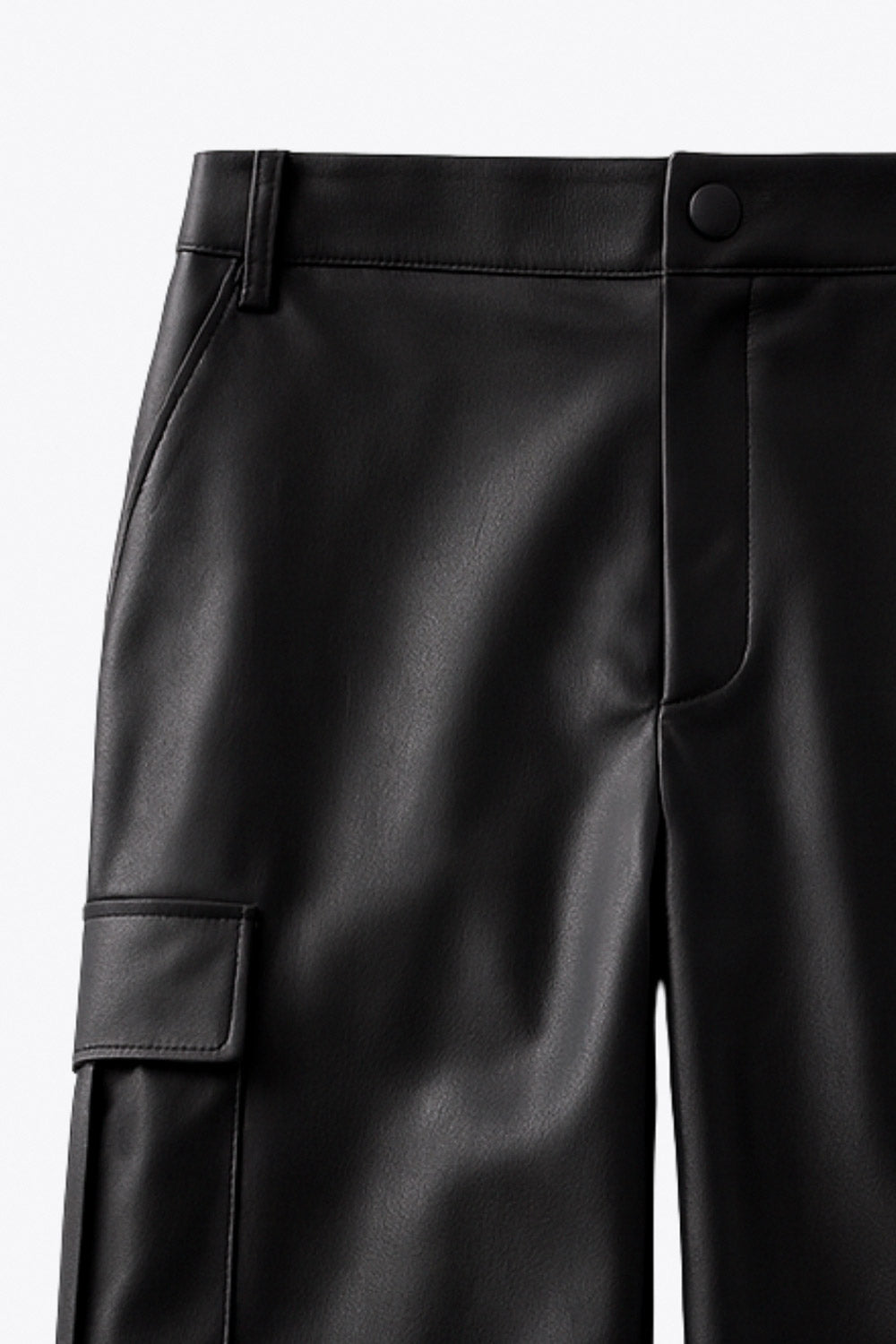 Pantalón cargo de efecto piel, fit recto, bolsillos delanteros, laterales cargo con cartera, cintura alta con pretina y trabillas. Cierre frontal con botón forrado y cremallera oculta.