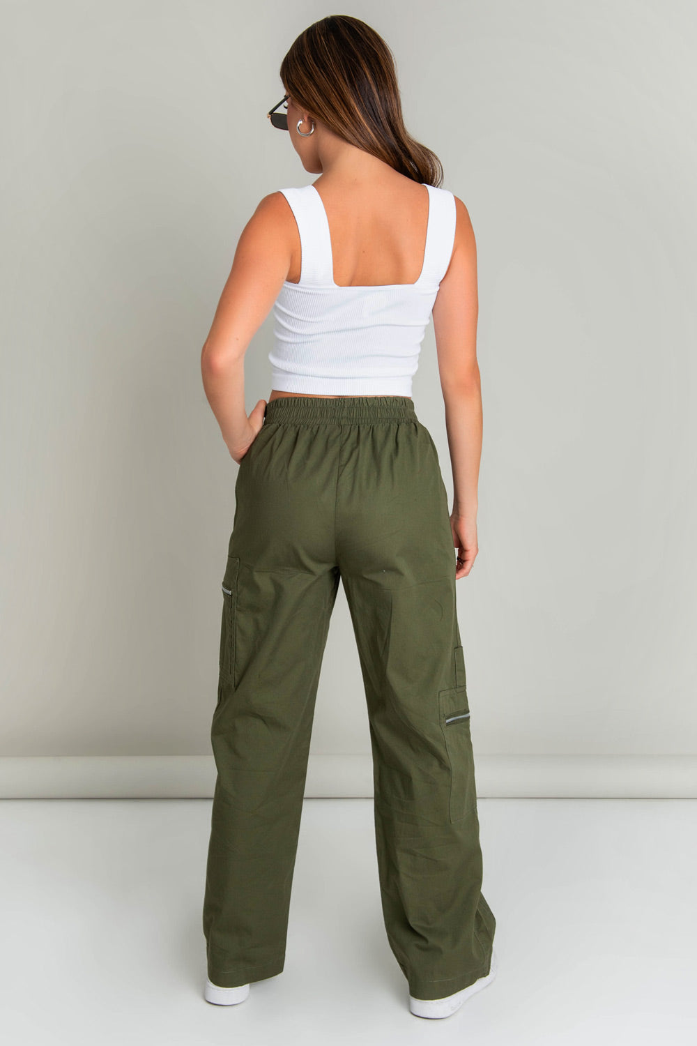 Pantalón cargo de fit recto, cintura alta con pretina elástica, bolsillos delanteros y laterales cargo con cremallera en contraste. Detalle de costuras frontales.