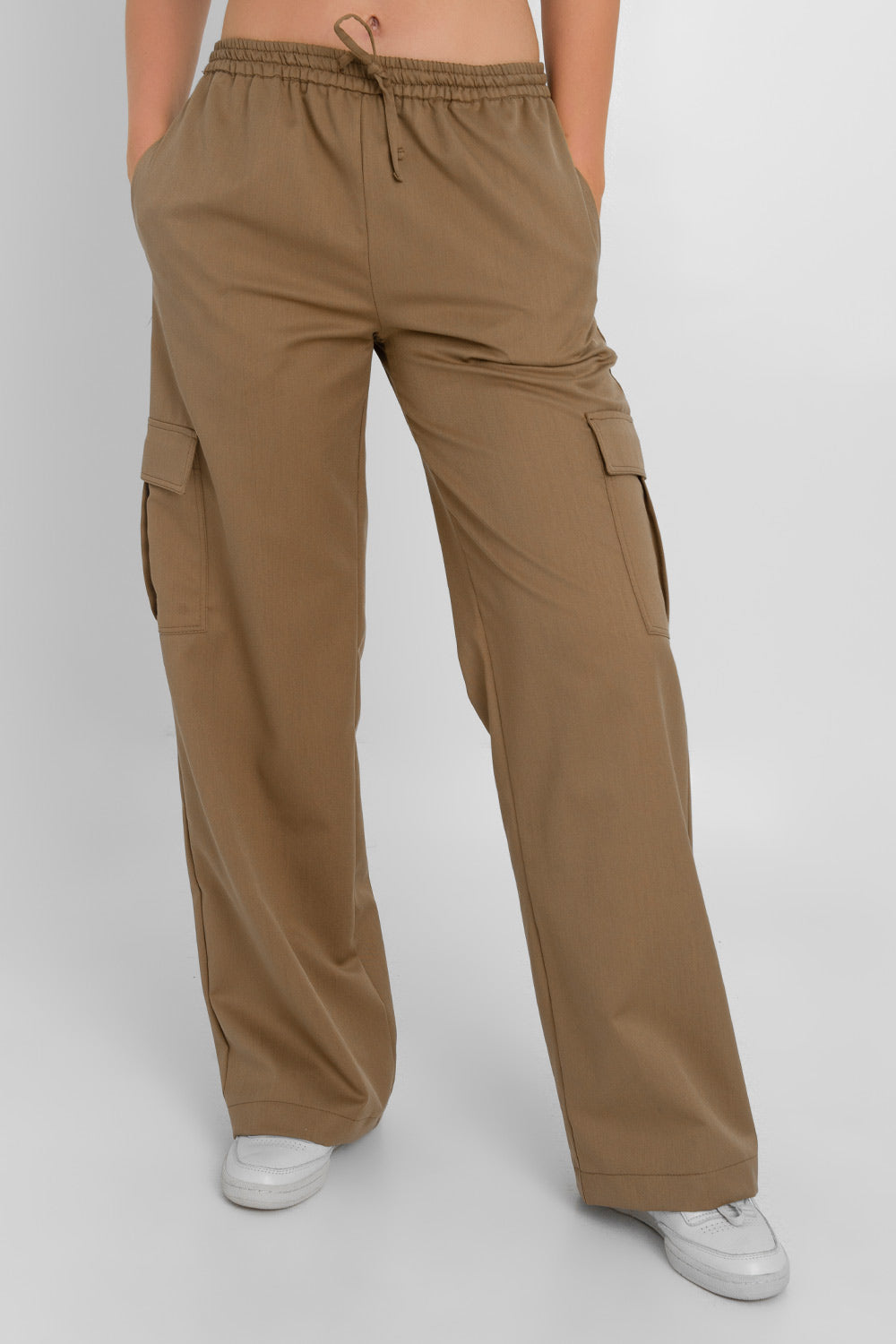 Pantalón cargo de fit recto, cintura media con pretina elástica y jareta frontal ajustable, bolsillos delanteros y laterales cargo con cartera.