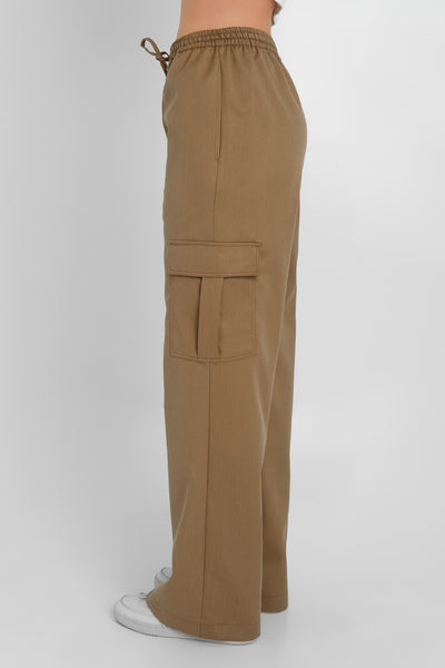 Pantalón cargo de fit recto, cintura media con pretina elástica y jareta frontal ajustable, bolsillos delanteros y laterales cargo con cartera.