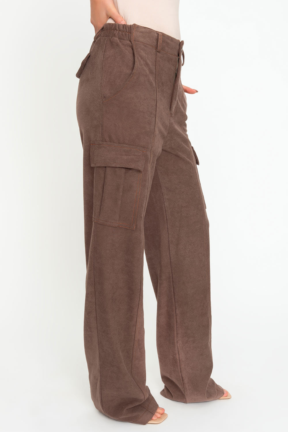 Pantalón cargo de fit recto, cintura alta con pretina elástica posterior y trabillas, bolsillos delanteros y laterales cargo con cartera, bolsillos decorativos posteriores con cartera, cierre frontal con botón y cremallera oculta. Detalle de raya frontal.