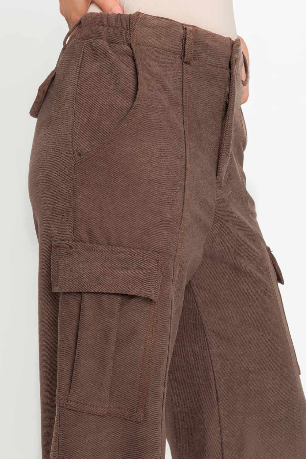 Pantalón cargo de fit recto, cintura alta con pretina elástica posterior y trabillas, bolsillos delanteros y laterales cargo con cartera, bolsillos decorativos posteriores con cartera, cierre frontal con botón y cremallera oculta. Detalle de raya frontal.