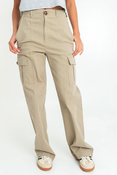 Pantalón cargo de fit wide leg, cintura alta con pretina y trabillas, bolsillos delanteros y laterales cargo con cartera, bolsillos decorativos posteriores con cartera, pretina elástica posterior y cierre frontal con botón y cremallera oculta. Detalle de raya frontal