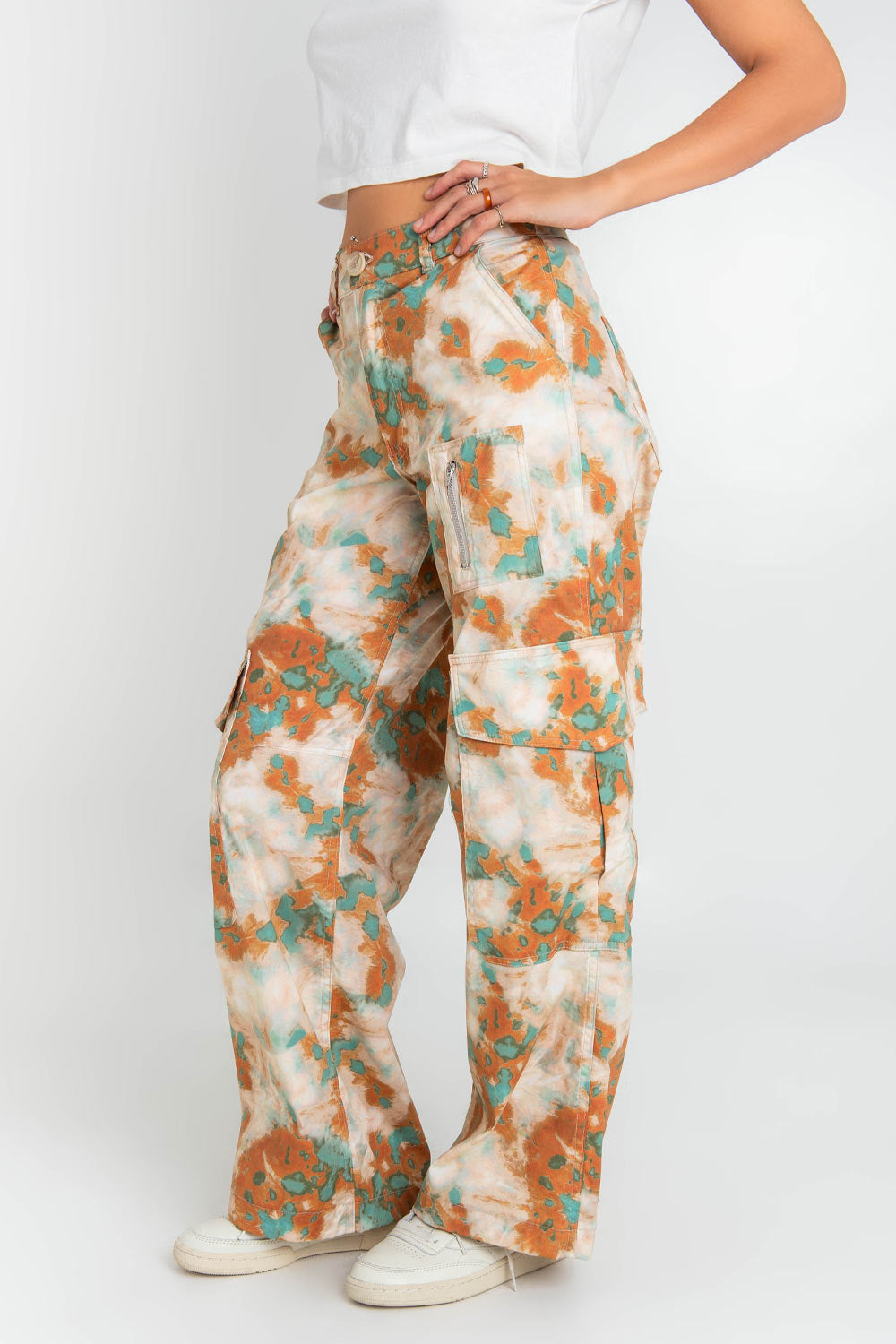 Pantalones cargo con estampado de camuflaje con bolsillo lateral