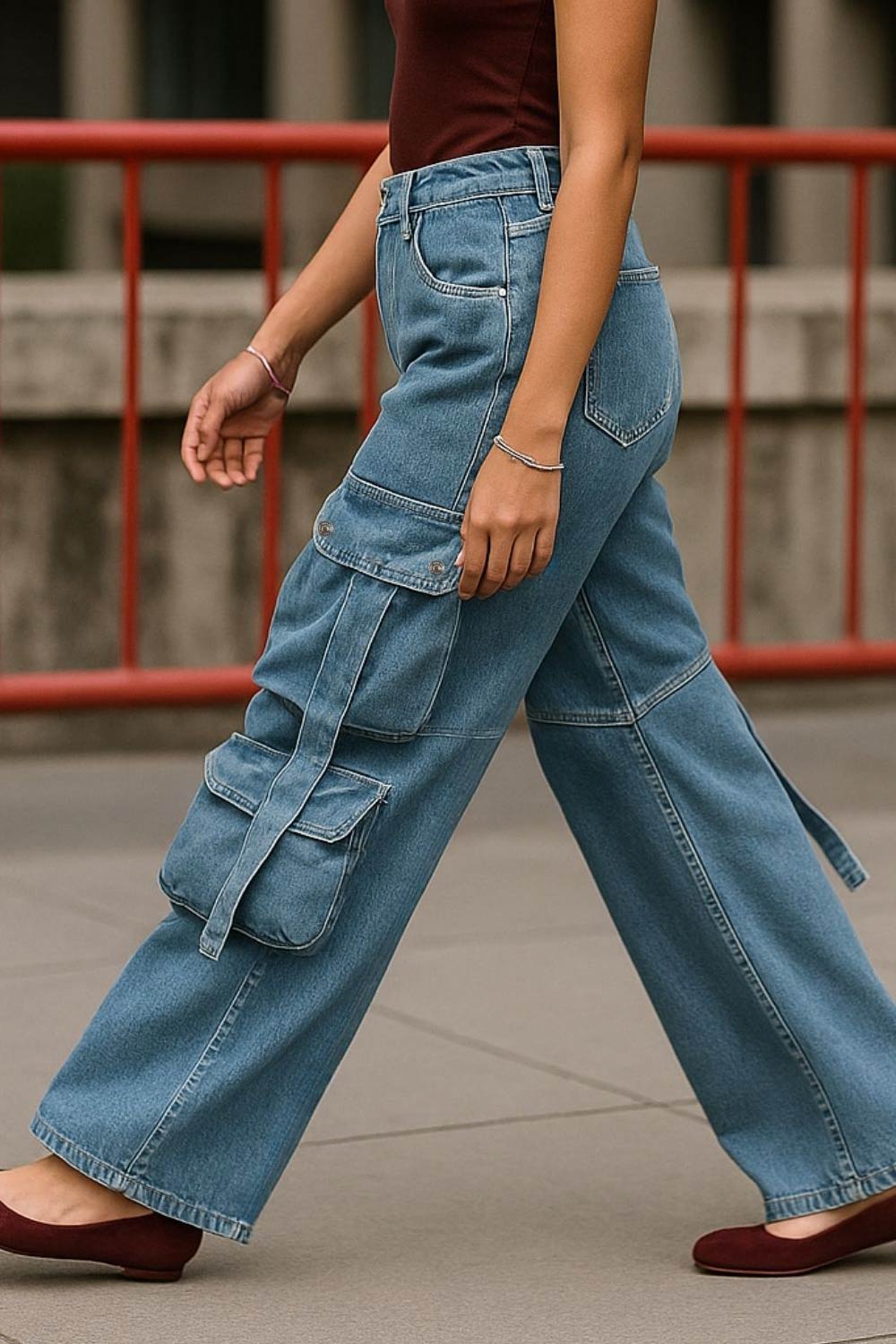 Pantalón cargo multipocket de denim, fit wide leg, cintura media con pretina y trabillas, bolsillos delanteros, laterales cargo con cartera y traseros de parche, costuras decorativas en contraste y trabillas decorativas laterales. Cierre frontal con botón y cremallera oculta.