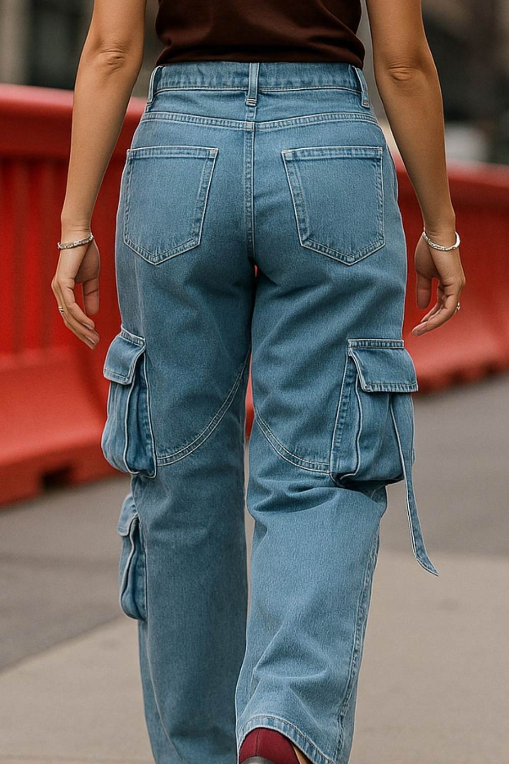 Pantalón cargo multipocket de denim, fit wide leg, cintura media con pretina y trabillas, bolsillos delanteros, laterales cargo con cartera y traseros de parche, costuras decorativas en contraste y trabillas decorativas laterales. Cierre frontal con botón y cremallera oculta.