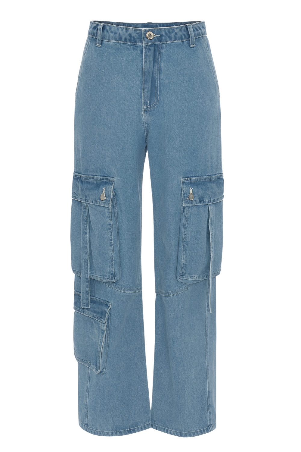 Pantalón cargo multipocket de denim, fit wide leg, cintura media con pretina y trabillas, bolsillos delanteros, laterales cargo con cartera y traseros de parche, costuras decorativas en contraste y trabillas decorativas laterales. Cierre frontal con botón y cremallera oculta.