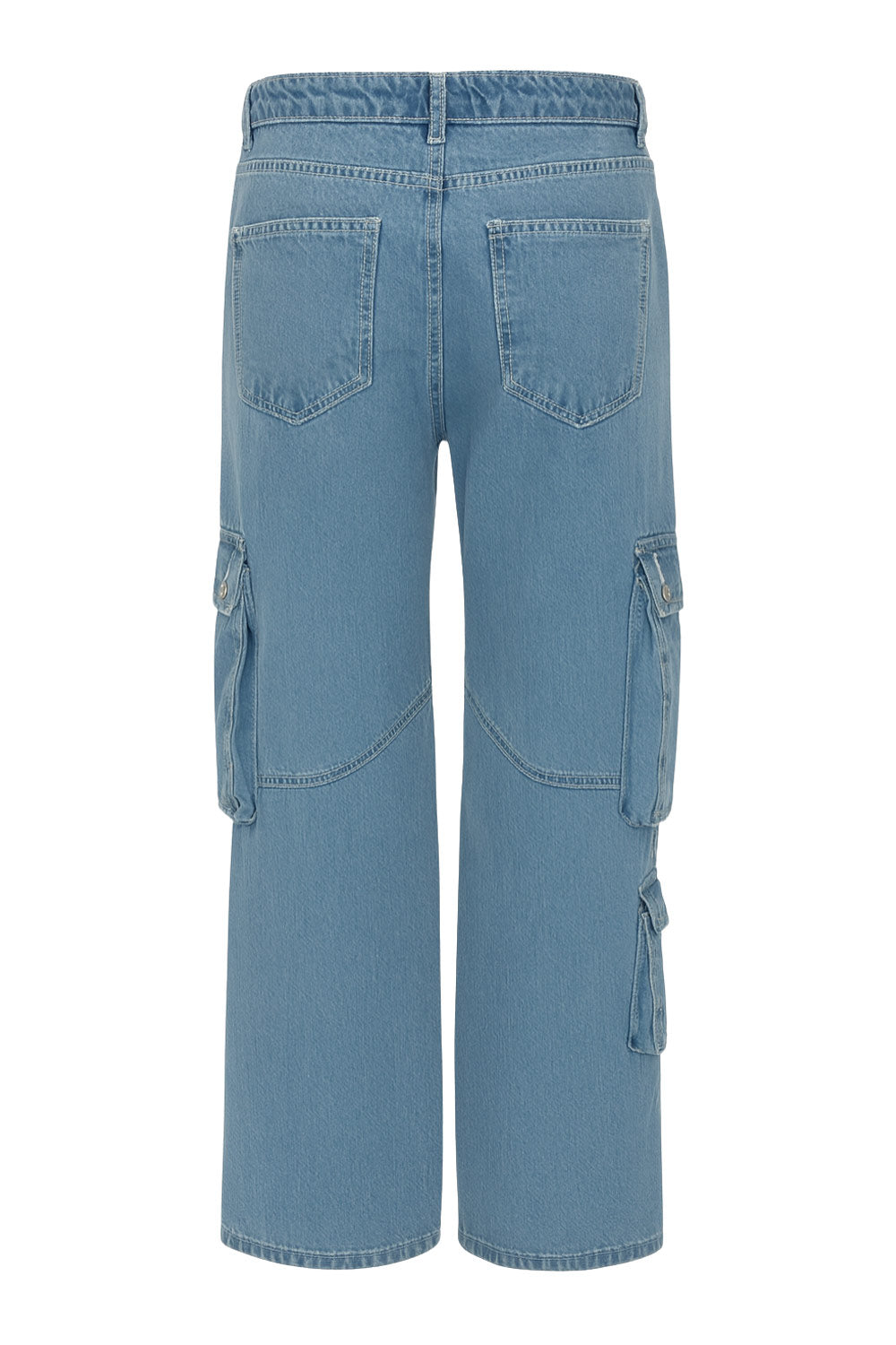 Pantalón cargo multipocket de denim, fit wide leg, cintura media con pretina y trabillas, bolsillos delanteros, laterales cargo con cartera y traseros de parche, costuras decorativas en contraste y trabillas decorativas laterales. Cierre frontal con botón y cremallera oculta.