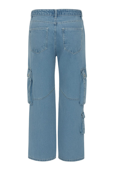 Pantalón cargo multipocket de denim, fit wide leg, cintura media con pretina y trabillas, bolsillos delanteros, laterales cargo con cartera y traseros de parche, costuras decorativas en contraste y trabillas decorativas laterales. Cierre frontal con botón y cremallera oculta.