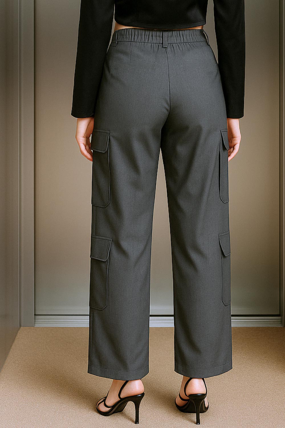 Pantalón cargo de fit recto, cintura alta con pretina elástica posterior y trabillas, bolsillos delanteros y laterales cargo con cartera. Cierre frontal con broche y cremallera ocultos.