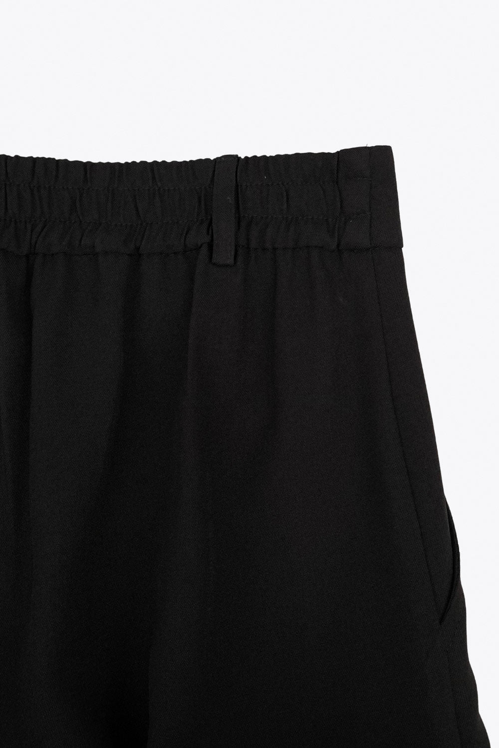 Pantalón cargo de fit recto, cintura alta con pretina elástica posterior y trabillas, bolsillos delanteros y laterales cargo con cartera. Cierre frontal con broche y cremallera ocultos.