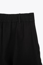 Pantalón cargo de fit recto, cintura alta con pretina elástica posterior y trabillas, bolsillos delanteros y laterales cargo con cartera. Cierre frontal con broche y cremallera ocultos.