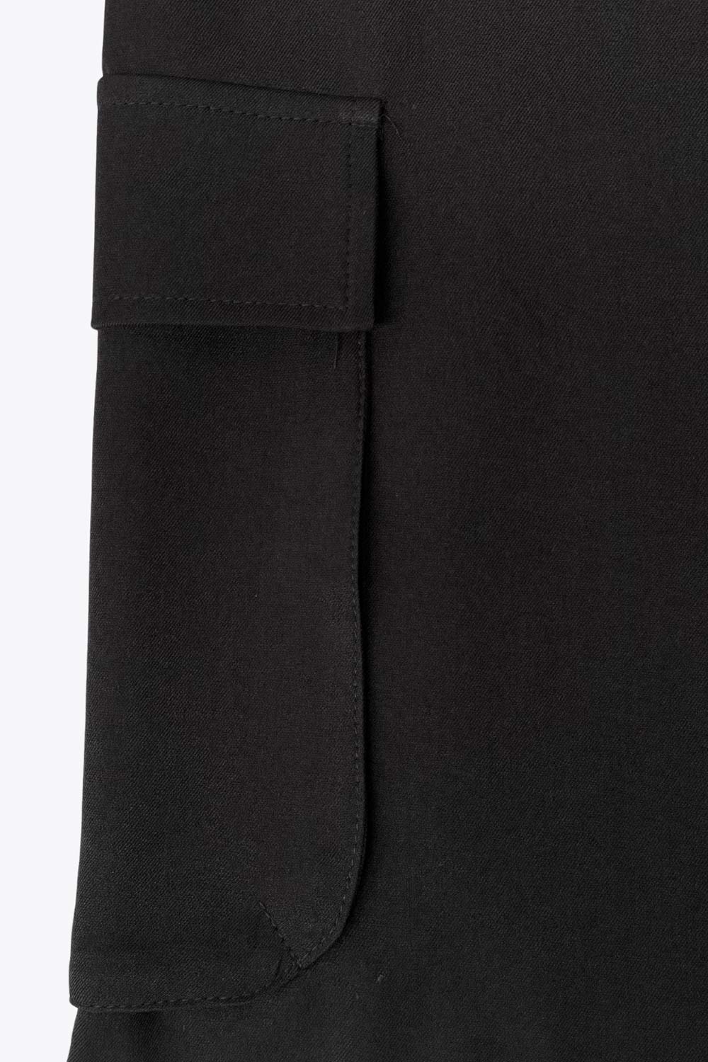 Pantalón cargo de fit recto, cintura alta con pretina elástica posterior y trabillas, bolsillos delanteros y laterales cargo con cartera. Cierre frontal con broche y cremallera ocultos.