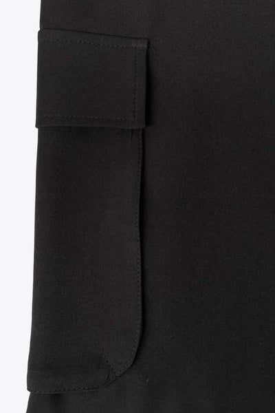 Pantalón cargo de fit recto, cintura alta con pretina elástica posterior y trabillas, bolsillos delanteros y laterales cargo con cartera. Cierre frontal con broche y cremallera ocultos.