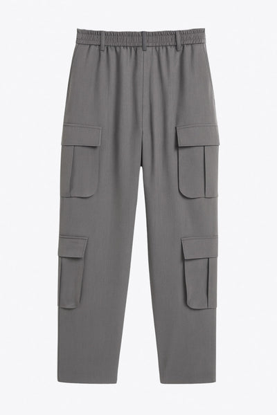 Pantalón cargo de fit recto, cintura alta con pretina elástica posterior y trabillas, bolsillos delanteros y laterales cargo con cartera. Cierre frontal con broche y cremallera ocultos.