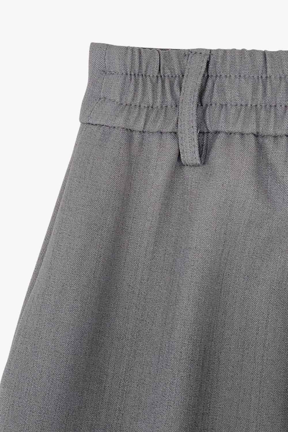 Pantalón cargo de fit recto, cintura alta con pretina elástica posterior y trabillas, bolsillos delanteros y laterales cargo con cartera. Cierre frontal con broche y cremallera ocultos.