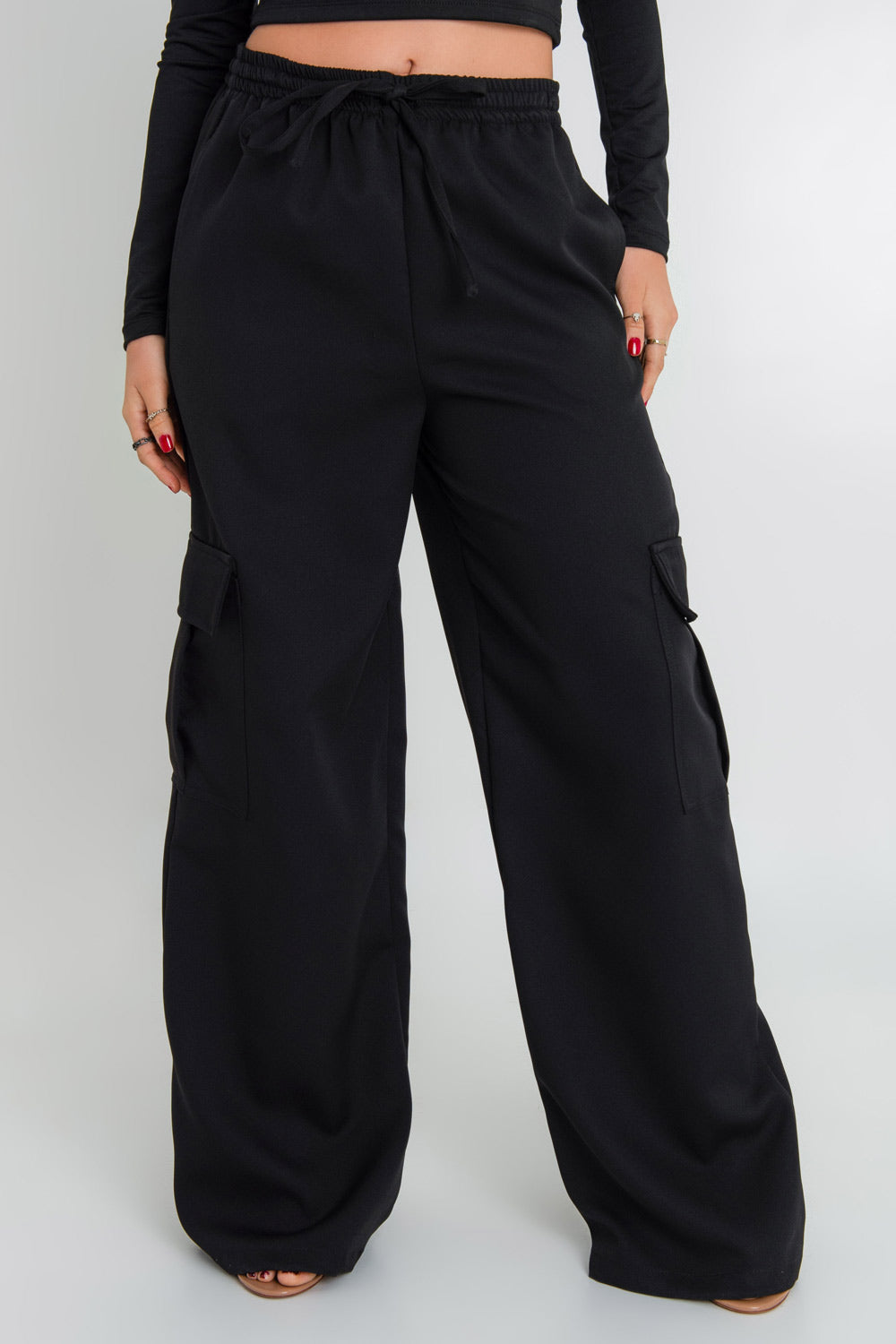 Pantalón cargo de fit wide leg, cintura alta con pretina elástica, jareta frontal ajustable, bolsillos delanteros y laterales cargo con cartera.