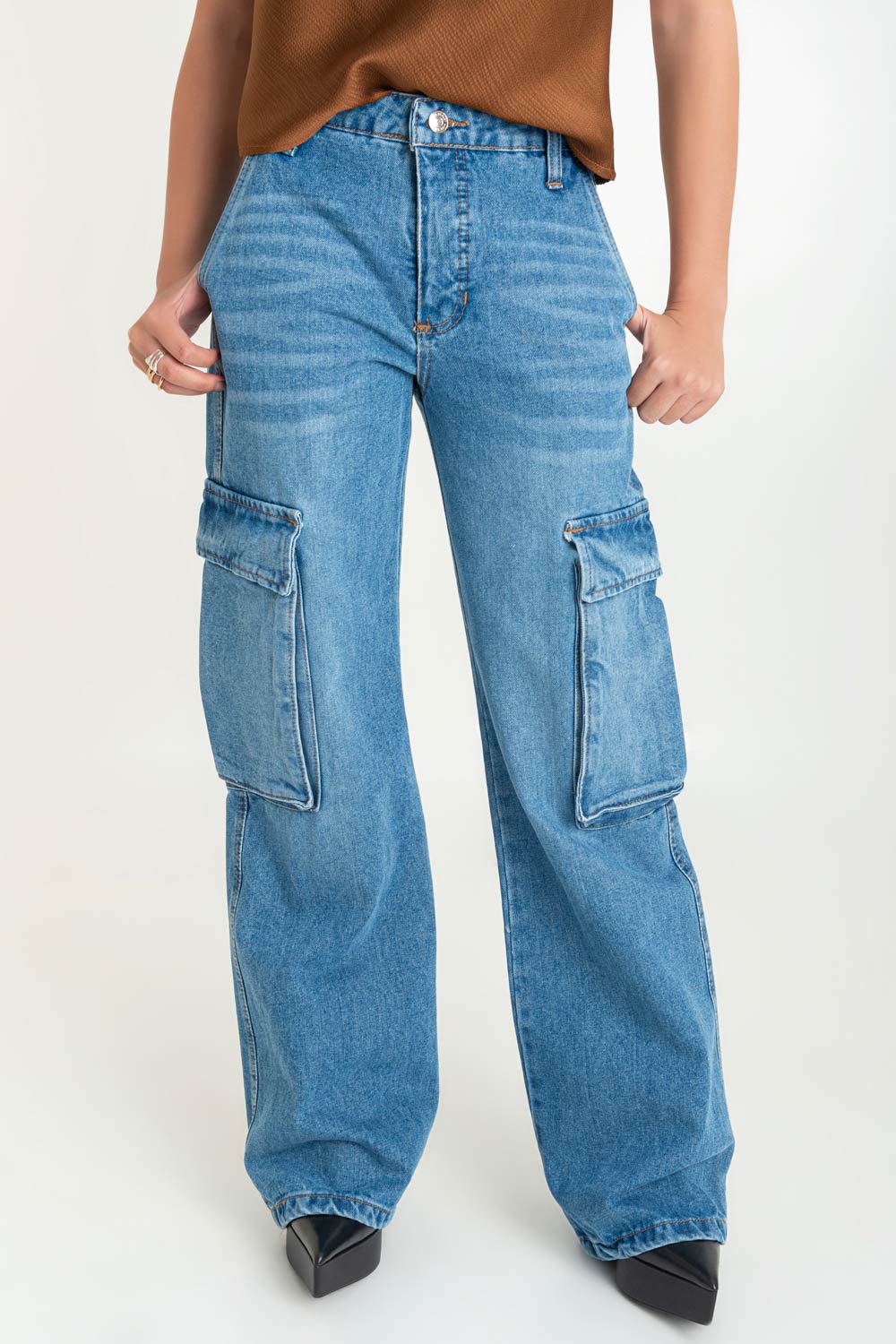 Pantalón cargo de denim, fit wide leg de cintura alta con pretina y trabillas, bolsillos delanteros, laterales cargo y traseros de parche con cartera. Cierre frontal con botón y cremallera oculta.