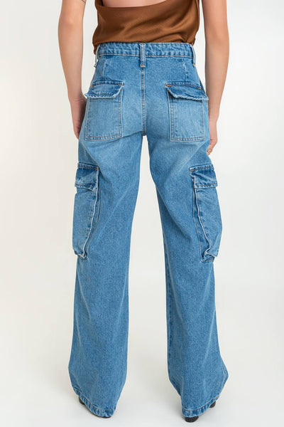 Pantalón cargo de denim, fit wide leg de cintura alta con pretina y trabillas, bolsillos delanteros, laterales cargo y traseros de parche con cartera. Cierre frontal con botón y cremallera oculta.