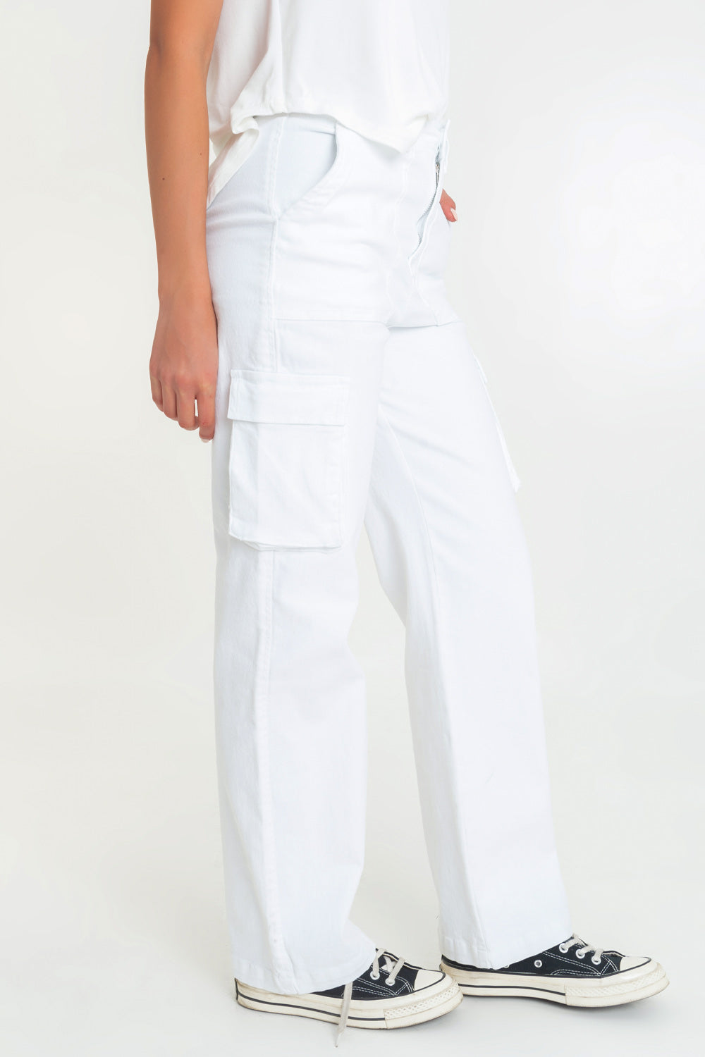 Pantalón cargo de fit wide leg, cintura alta con pretina y trabillas, bolsillos delanteros y laterales cargo con cartera y bolsillos decorativos posteriores con cartera. Cierre frontal con botón y cremallera oculta.