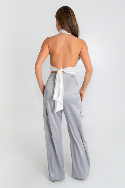 Pantalón cargo wide leg satinado de cintura alta con pretina elástica, plisados decorativos frontales, bolsillos delanteros y laterales cargo con cartera.