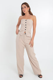 Pantalón de fit wide leg, pinzas frontales, bolsillos delanteros, cintura alta con pretina y trabillas. Detalle de vivo decorativo posterior, cierre con botón y cremallera oculta.