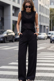 Pantalón de fit wide leg, pinzas frontales, bolsillos delanteros, cintura alta con pretina y trabillas. Detalle de vivo decorativo posterior, cierre con botón y cremallera oculta.