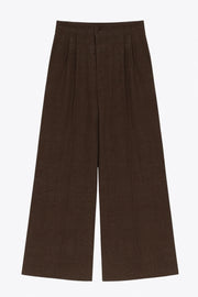 Pantalón fluido de cintura alta con pretina y trabillas, fit wide leg, pinzas frontales, bolsillos delanteros, detalle de raya frontal y posterior. Cierre frontal con botón y cremallera oculta.