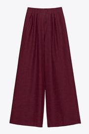 Pantalón fluido de cintura alta con pretina y trabillas, fit wide leg, pinzas frontales, bolsillos delanteros, detalle de raya frontal y posterior. Cierre frontal con botón y cremallera oculta.