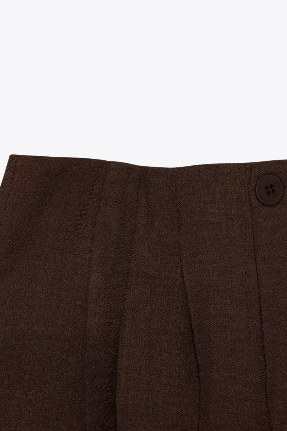 Pantalón fluido de cintura alta con pretina y trabillas, fit wide leg, pinzas frontales, bolsillos delanteros, detalle de raya frontal y posterior. Cierre frontal con botón y cremallera oculta.