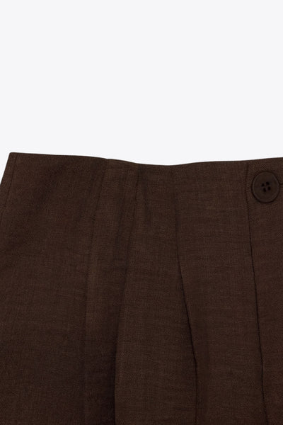 Pantalón fluido de cintura alta con pretina y trabillas, fit wide leg, pinzas frontales, bolsillos delanteros, detalle de raya frontal y posterior. Cierre frontal con botón y cremallera oculta.