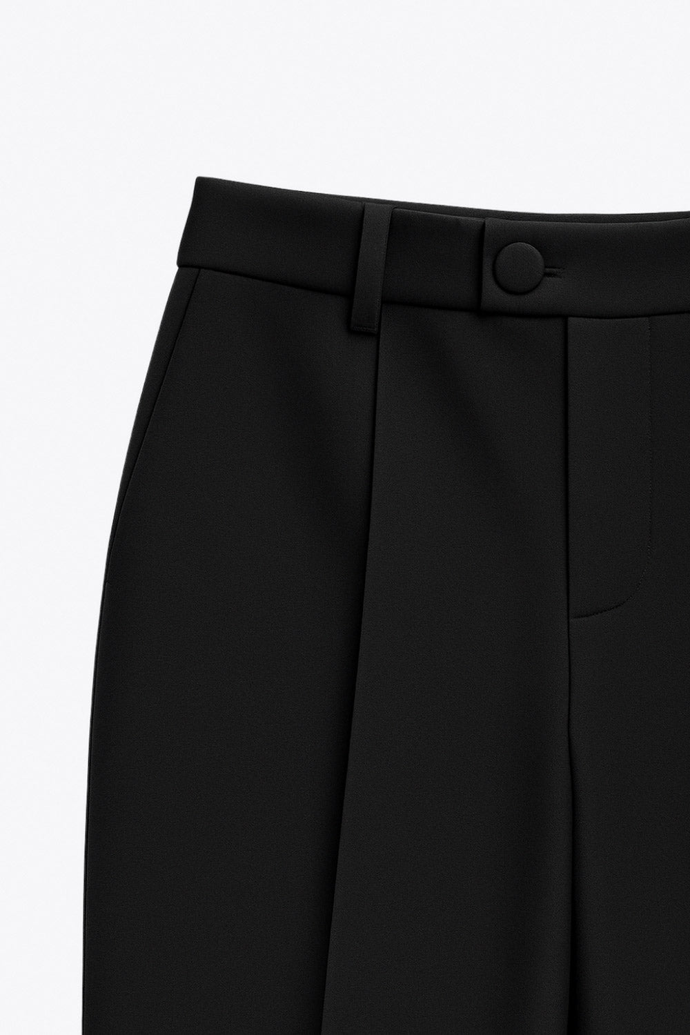 Pantalón de fit wide leg, cintura alta con pretina y trabillas, pinzas frontales, bolsillos delanteros, vivo decorativo posterior, cierre frontal con cremallera oculta y botón forrado. Detalle de raya frontal y posterior.