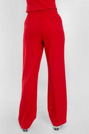 Pantalón de fit wide leg, cintura alta con pretina y trabillas, pinzas frontales, bolsillos delanteros, vivo decorativo posterior, cierre frontal con cremallera oculta y botón forrado. Detalle de raya frontal y posterior.