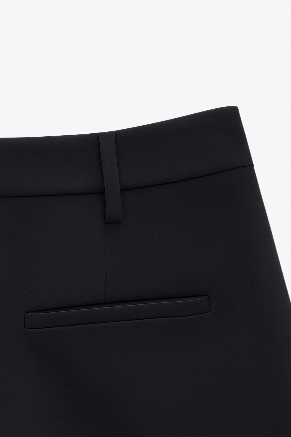 Pantalón de fit wide leg, cintura alta con pretina y trabillas, pinzas frontales, bolsillos delanteros, vivo decorativo posterior, cierre frontal con cremallera oculta y botón forrado. Detalle de raya frontal y posterior.