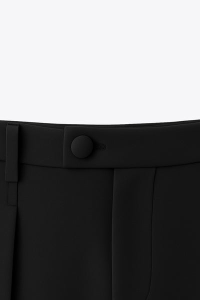 Pantalón de fit wide leg, cintura alta con pretina y trabillas, pinzas frontales, bolsillos delanteros, vivo decorativo posterior, cierre frontal con cremallera oculta y botón forrado. Detalle de raya frontal y posterior.