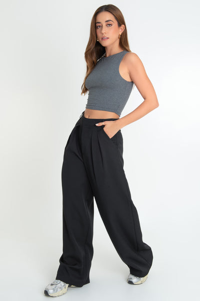 Pantalón de fit wide leg, pinzas frontales, cintura alta con pretina y trabillas, bolsillos delanteros, cierre frontal con broche y cremallera ocultos.