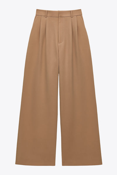 Pantalón de fit wide leg, pinzas frontales, cintura alta con pretina y trabillas, bolsillos delanteros, cierre frontal con broche y cremallera ocultos.