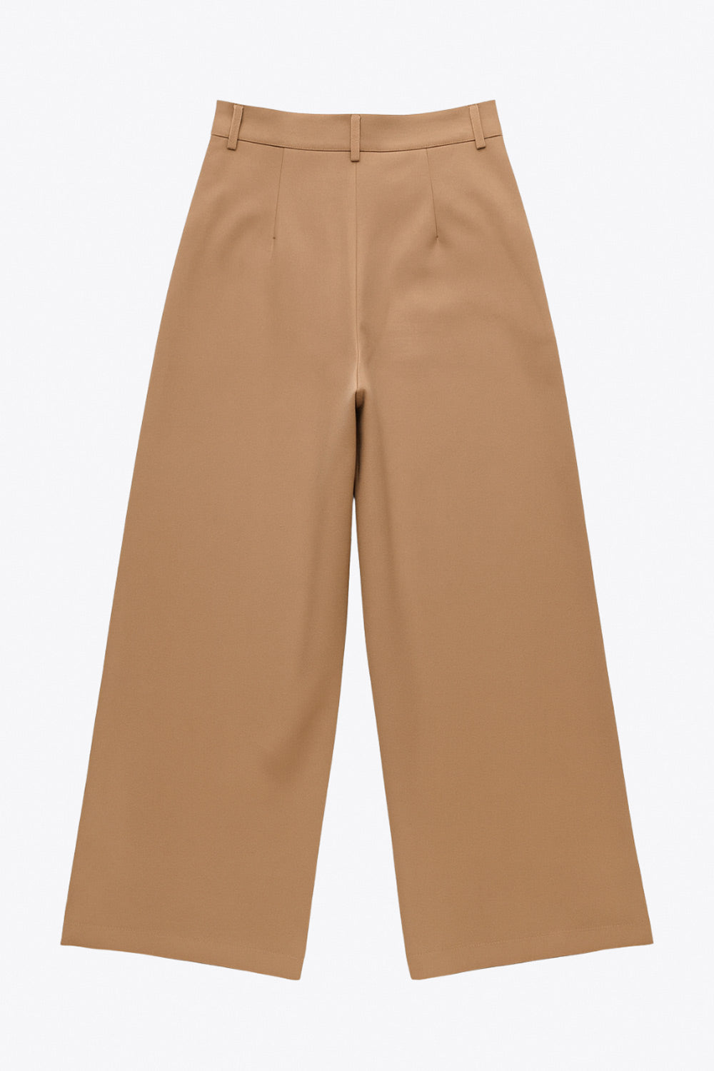 Pantalón de fit wide leg, pinzas frontales, cintura alta con pretina y trabillas, bolsillos delanteros, cierre frontal con broche y cremallera ocultos.