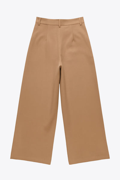 Pantalón de fit wide leg, pinzas frontales, cintura alta con pretina y trabillas, bolsillos delanteros, cierre frontal con broche y cremallera ocultos.