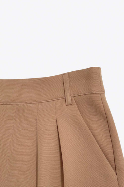 Pantalón de fit wide leg, pinzas frontales, cintura alta con pretina y trabillas, bolsillos delanteros, cierre frontal con broche y cremallera ocultos.