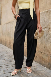 Pantalón de fit barrel, cintura alta con pretina, pinzas con detalle decorativo frontal, bolsillos delanteros, cierre frontal con broche y cremallera ocultos.
