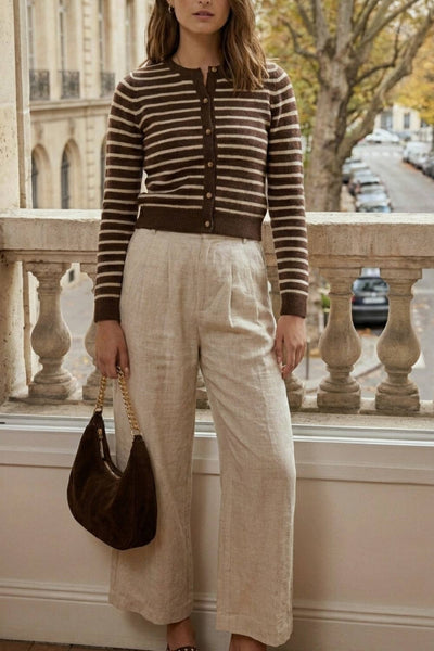 Pantalón de fit culotte, con pinzas al frente, pretina con botón y trabillas para cinturón. Con cintura elástica.&nbsp;