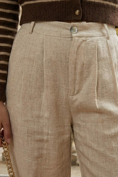 Pantalón de fit culotte, con pinzas al frente, pretina con botón y trabillas para cinturón. Con cintura elástica.&nbsp;