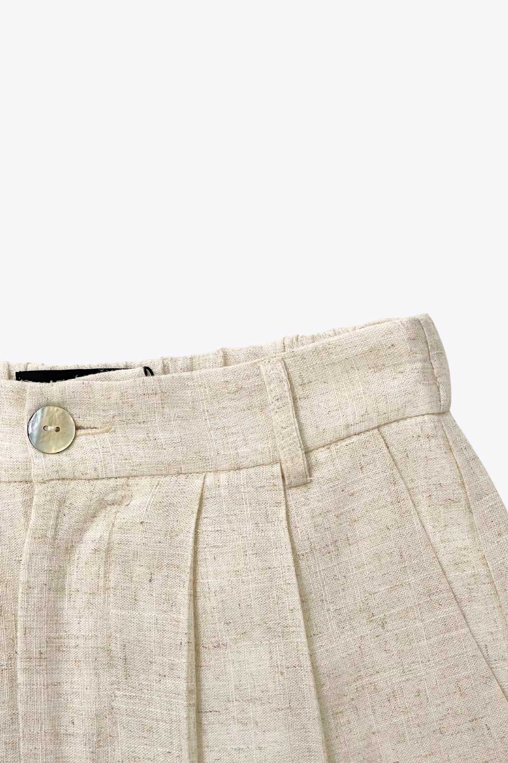 Pantalón de fit culotte, con pinzas al frente, pretina con botón y trabillas para cinturón. Con cintura elástica.&nbsp;