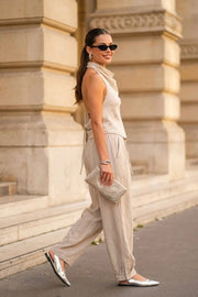 Pantalón de fit balloon, estampado rayas, pinzas con cortes frontales, cintura alta con pretina elástica y jareta frontal ajustable, bolsillos delanteros y pinzas en bajo.